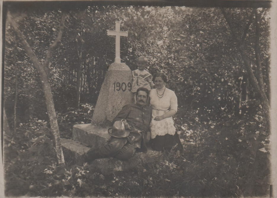  Dubniki, wieś   (Svirski sielsowiet  ). Ignacy i Jadwiga (z domu Jagielska) Jasiukowicz wraz z synem Stanisławem.<br><br>Symboliczny kamień 