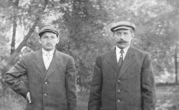  Белявино, застенок (Мядзель сельская гмина). Z lewej podparty pod bok Stefan Białecki, z wąsami Stanisław Szewieliński. Bielawino
