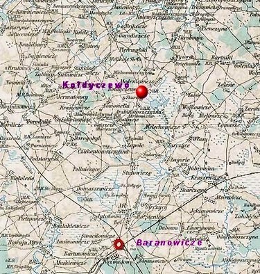  Колдычево, деревня (Городищенский сельсовет). Obóz śmierci w Kołdyczewie (1942-1944) położonym o kilka kilometrów od Zaosia, miejsca urodzenia znakomitego syna Ziemi Nowogródzkiej Adama Mickiewicza, a niespełna 20 km od Baranowicz, powstał w marcu 1942 roku na terenie majątku ziemskiego, byłej posiadłości senatora RP Tadeusza Szalewicza.<br>. Początek jego wiąże się ściśle z wprowadzaniem od września 1941 roku kadrowo białoruskiej administracji cywilnej, na obszarze utworzonego przez Niemców Generalnego Komisariatu Białorusi ze stolicą w Mińsku, obejmującego województwa nowogródzkie, poleskie i zachodnie obrzeże mińszczyzny.<br>Właśnie tam podjęto zbrodniczą decyzję utworzenia na Białorusi dwóch obozów koncentracyjnych: w Kołdyczewie k/Baranowicz i w Trościańcu Małym pod Mińskiem.<br>Realizację tego ludobójczego przedsięwzięcia powierzono białoruskim formacjom policyjnym. Akcję eksterminacyjną wspomagały bataliony kolaborantów ukraińskich, litewskich, łotewskich, tudzież brygada niemieckich kryminalistów Dirlewangera i oddziały RONA (Ruskaja Oswoboditielnaja Narodnaja Armia).<br>