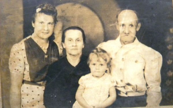  Kleje, village (Zhupranskiy rural council). Wanda Bielska , Filomiena Harlukowicz , curka Wandy , Stanislaw Bielski