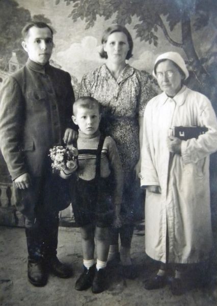  Kleje, village (Zhupranskiy rural council). Mieczyslaw Bielski , Romuald Bielski , Stanislawa Bielska , Bronislawa Harlukowicz