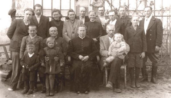  Kleje, village (Zhupranskiy rural council). Rodzina Bobrowskich po wojnie