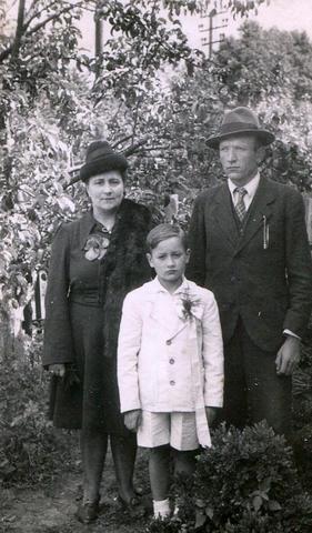  Клеі, вёска (Жупранскі сельсавет). Herman Kolwzan (1908r.ur.w Klejach} ze swoja zona i synem