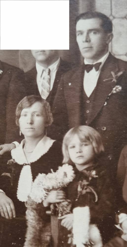  Świranki Wielkie, village (Rytanskiy rural council). They are my grandparents, Bolesław Rodź (1895-1962), my grandmother Bronislawa Rodź (Szabliński) (1898-1992), and my aunt Janina Rodź (1926-?). They were Catholic Poles, lived in Swiranki (town that today belongs to Belarus, very close to the border with Lithuania). At the end of the years 1920 they migrated to Buenos Aires, Argentina, where in 1933 my mother, Sofia Rodź was born. I live in Buenos Aires myself.