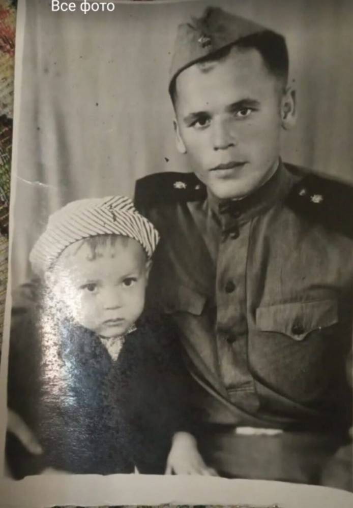 Демидовка, деревня (Пригородный сельсовет). Владимир Яковлевич Вишневский и его сын 