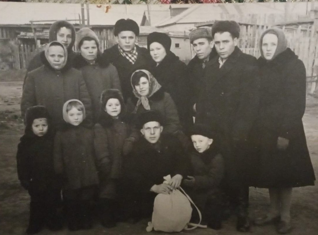  Демидовка, деревня (Пригородный сельсовет). Вишневские - Анна(рядом с Владимиром)Владимир(его жена Нина) ,Леонид , Анатолий (рядом жена Анатолия- Фрося). Галина Яковлевна в платоке. С вещьмешком - Виталий муж Анны Яковлевны . д. Демидовка 