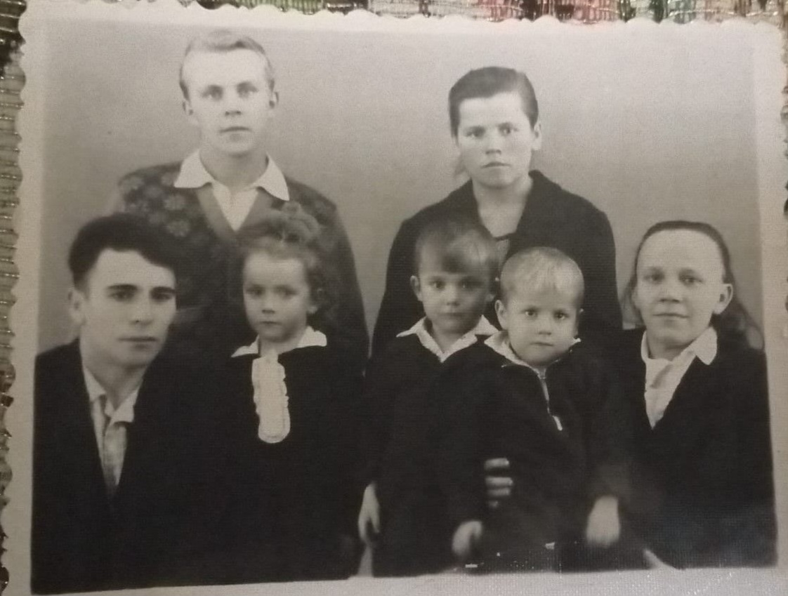  Демидовка, деревня (Пригородный сельсовет). Вишневская Анна Яковлевна (вверху) со своим мужем - Кононов Виталий .<br>Вишневский Анатолий Яковлевич со своей женой и с детьми (Рая, Саша, Витя)