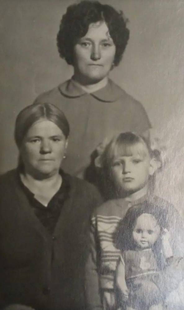  Демидовка, деревня (Пригородный сельсовет). Бабушка Ульяна Ефимовна Вишневская со своей невесткой Раей и с внучкой Лилей