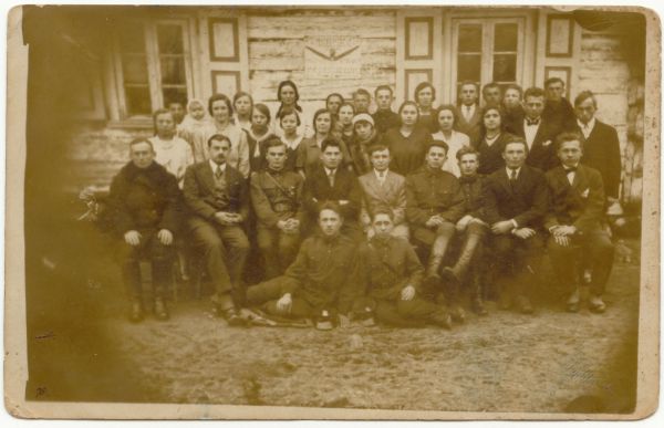  Бринденята, деревня (Дубровенский сельсовет). W pierwszym rzędzie siedzi pierwszy z prawej - Bronisław Karol, drugi z lewej - Konstanty Aluszkiewicz.