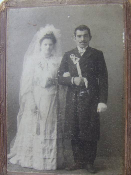  Налибоки, агрогородок (Налибокский сельсовет). Na zdjęciu jest Łojko ( prawdopodobnie Bronisław) z żoną Marią z domu Możejko. Mieszkali w miejscowości Naliboki. Mieli 2 dzieci: córkę Jadwigę i syna Ryszarda. Łojko wyjechał do Ameryki, gdy dzieci były małe. Do Polski nie wrócił, ale odezwał się do córki, gdy ta była dorosła. Nie chciała utrzymywać kontaktu z ojcem.