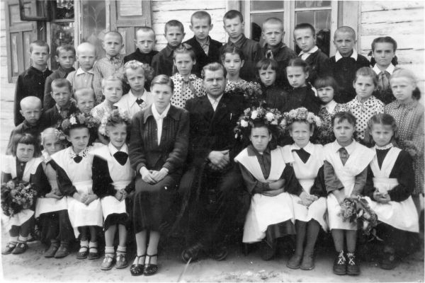  Гордейчики, деревня (Жемчужненский сельсовет). Дзеці вёскі Гардзейчыкі ў Жарабілаўскай пачатковай школе. 50-я гг.
