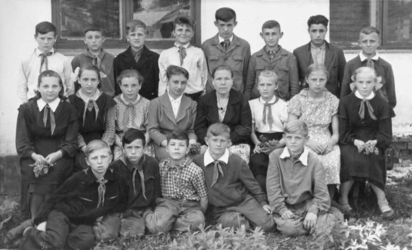  Гордейчики, деревня (Жемчужненский сельсовет). Дзеці вёскі Гардзейчыкі ў Палонкаўскай СШ. Пачатак 60-х гг.