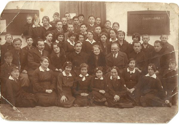  Białohruda, village (Tarnovskiy rural council). Uczniowie  szkoły w Białohrudzie 