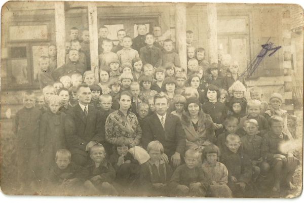  Białohruda, wieś   (Tarnowo sielsowiet  ). Nauczyciele ( Antoni Bancewicz) szkoły podstawowej w Bieniakoniach 