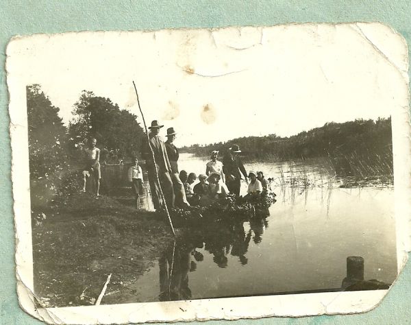  Białohruda, wieś   (Tarnowo sielsowiet  ). Spływ wianków w Noc świętojańską nad rzeką Dzitwą w Białohrudzie,  lata 30.