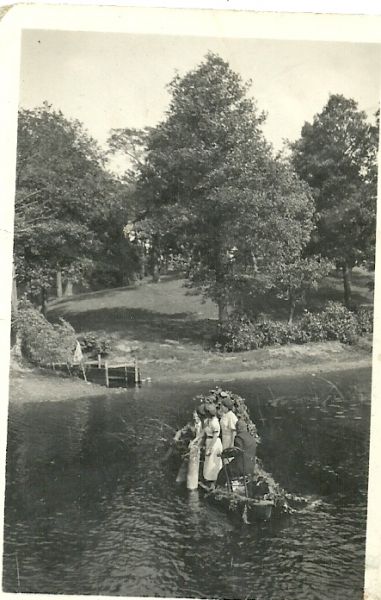  Białohruda, wieś   (Tarnowo sielsowiet  ). Spływ wianków w Noc świętojańską nad rzeką Dzitwą w Białohrudzie,  lata 30.