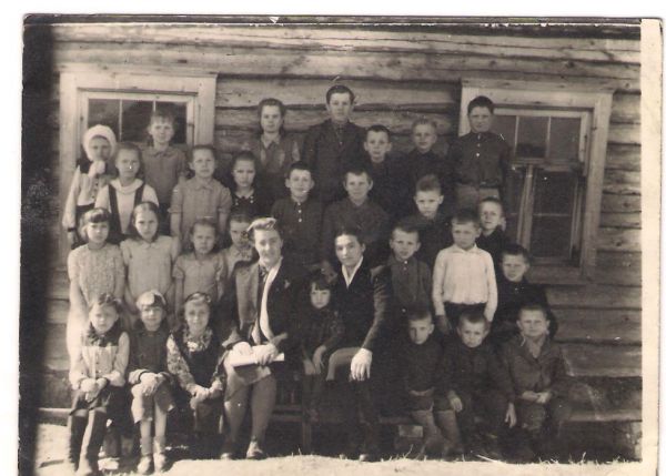  Szałtenie, wieś   (Opsa sielsowiet  ). Przed szkołą - 1946 lub 1947 rok