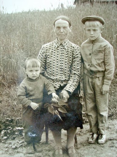  Гейсишки, калонія (Мейшагола вясковая гміна). Франтишка Ничипорук(Рынкевич) с внуками