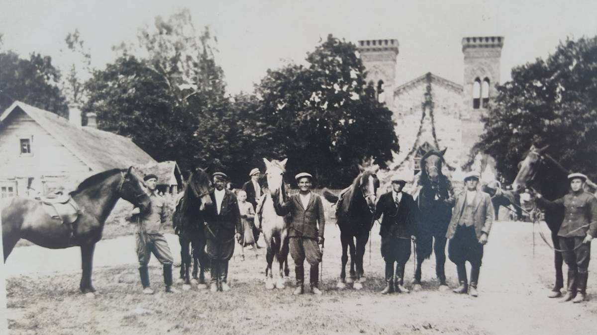  Корви, вёска (Мейшагола вясковая гміна). Напротив костёла в Корве