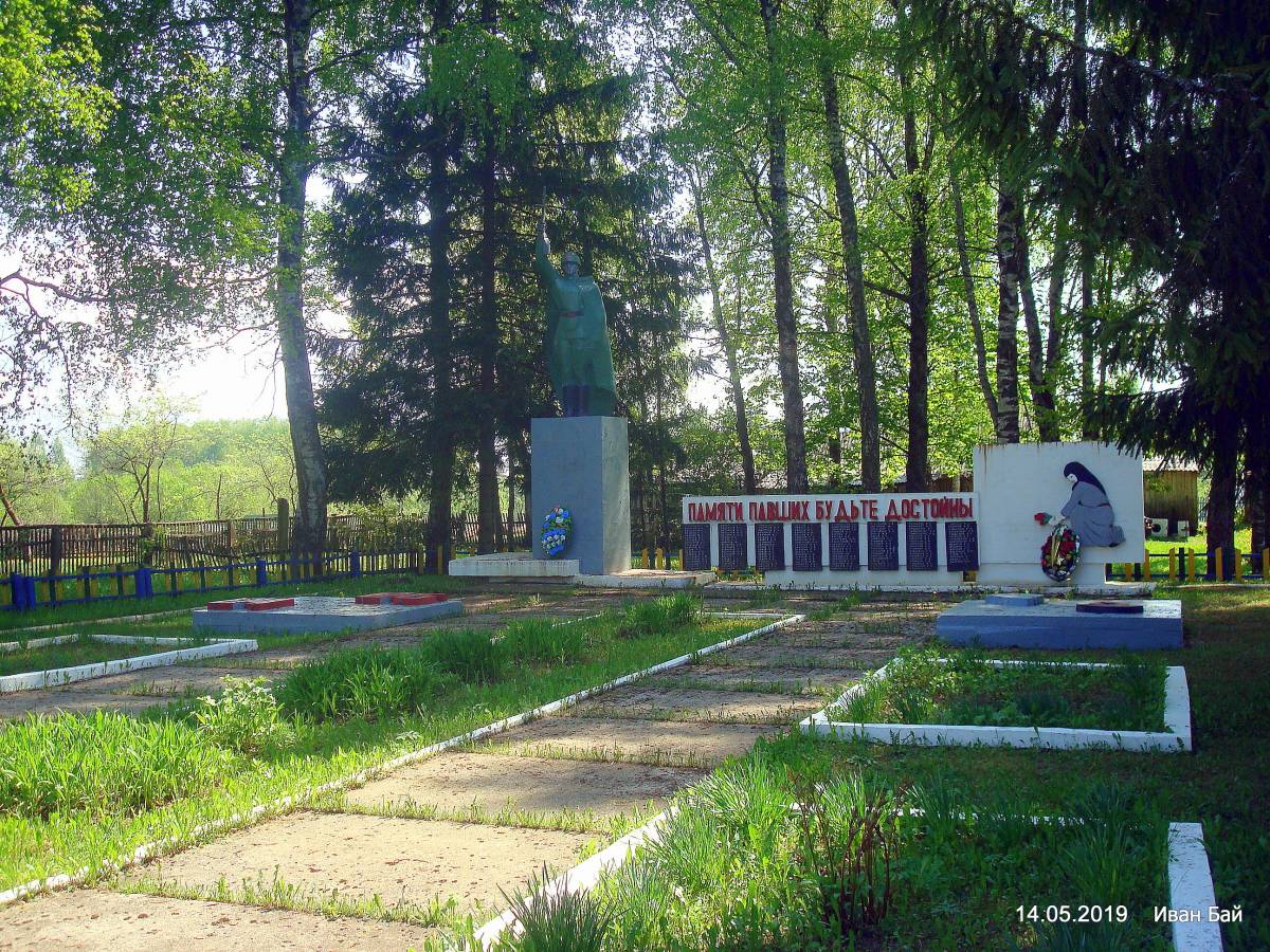  Новые Вайханы, деревня (Вайханский сельсовет). А это общий вид второго мемориала.По словам местных жителей,здесь стоял военно-полевой госпиталь и умерших хоронили здесь