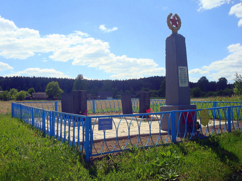  Заложье, деревня (Радомльский сельсовет). Братская могила