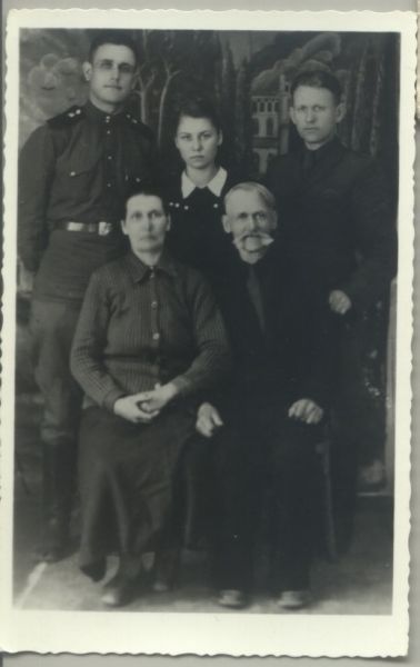  Кунава, деревня (Синьковский сельсовет). Aleksander Caryk z rodziną.