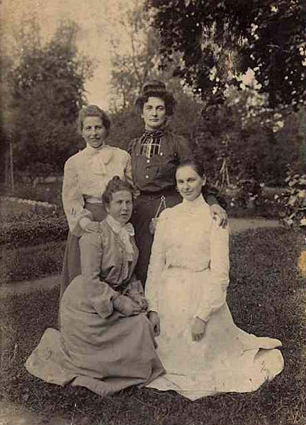  Klyarmonty, estate (Timkovichskaya volost). Klarymonty Michała Domańskiego i Anny z Abłamowiczów. Maj 1901 r. Stoją: Czarnocka, Jadwiga Abłamowiczówna (śpiewaczka); siedzą: Czarnocka, Wiktorja Abłamowiczówna (nauczycielka)