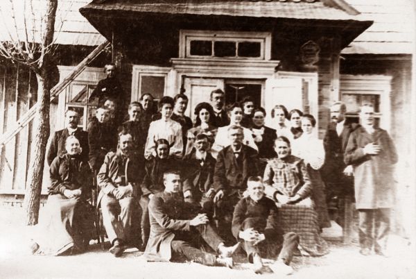  Nedvezhin, estate (Sennitskaya volost). Шляхетная семья Юревичей вместе с родственниками: Дроздовскими, Хельмовскими и Пилецкими на фоне фольварка Недвежин, 1904 год. 
