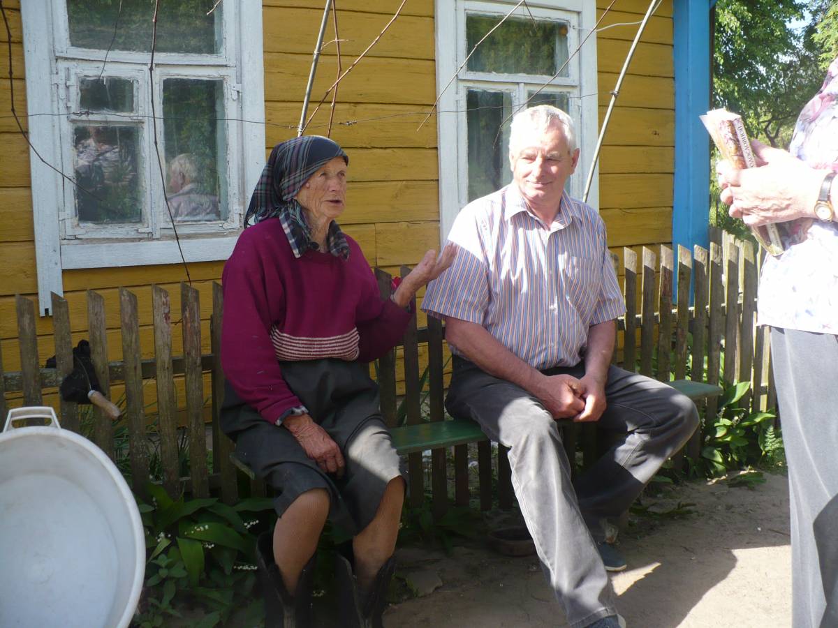 Круты Бераг, вёска (Ліпскі сельсавет). kolejna mieszkanka wsi Pani Karpacz, ktora hoduje kury