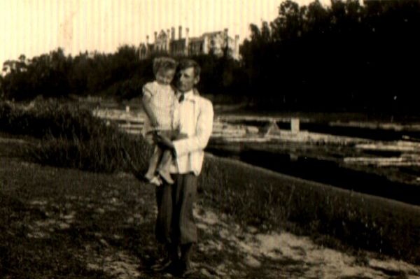  Lubcz, folwark   (Lubcz gmina wiejska  ). Józef Mostowski- w tle zamek w Lubczy i spław drzewa