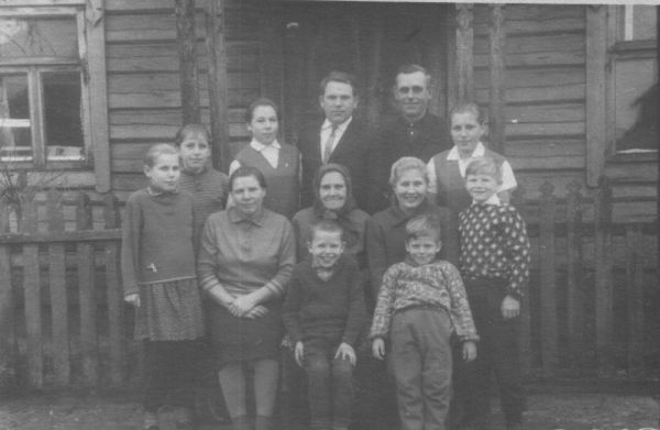  Bukcha, village (Bukčanski rural council). 1.1.Сущик Василий Дмитриевич (21.09.1956-09.08.1969)<br>1.2.Стрибук Евгений Валентинович 17.05.1960<br>2.1.Сущик Галина Дмитриевна 12.06.1955<br>2.2.Сущик (Стрибук) Клавдия Захаровна (09.12.1926-16.05.2002)<br>2.3.Сущик (Лукашевич) Ульяна Елисеевна (1889-29.05.1969)<br>2.4.Стрибук (Рябович) Любовь Филипповна (02.05.1935-13.07.2002)<br>2.5.Стрибук Валентин Валентинович 02.09.1957<br>3.1.Сущик Валентина Дмитриевна 25.08.1953<br>3.2.Сущик Татьяна Дмитриевна 10.03.1952<br>4.1.Сущик Надежда Дмитриевна 09.12.1950<br>4.2.Стрибук Валентин Захарович 03.04.1930<br>4.3.Сущик Дмитрий Андреевич (15.12.1926-30.10.1988)   <br><br>на память родным от Сущиков и Стрибуков <br>   ноябрь 1966 года<br>  