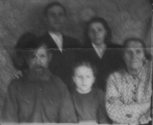  Bukcha, village (Bukčanski rural council). 1.1.Сущик Андрей Иванович<br>1.2.Стрибук Нина Захаровна 11.04.1937<br>1.3..Сущик (Лукашевич) Ульяна Елисеевна (1889 - 29.05.1969)<br>2.1.Сущик Дмитрий Андреевич (15.12.1926 - 30.10.1988)<br>2.2.Сущик (Стрибук) Клавдия Захаровна (09.12.1926 - 16.05.2002)