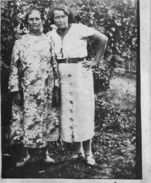  Koniuchy, majątek (Podbrzezie gmina wiejska). Anna Dowgiałło zd. Czyż ze swoją matką