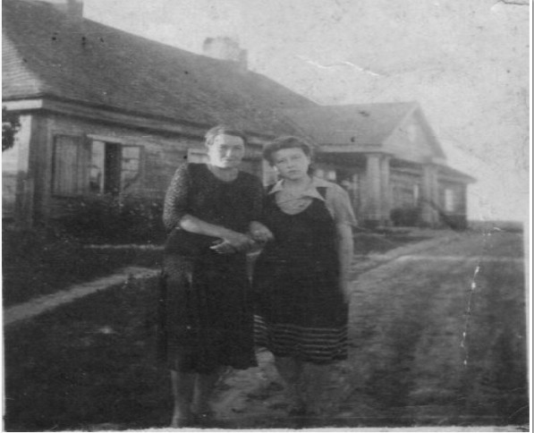  Koniuchy, majątek (Podbrzezie gmina wiejska). Anna Dowgiałło  synowa Antoniego Dowgiałło,zona Wincentego ze swoją córką Haliną