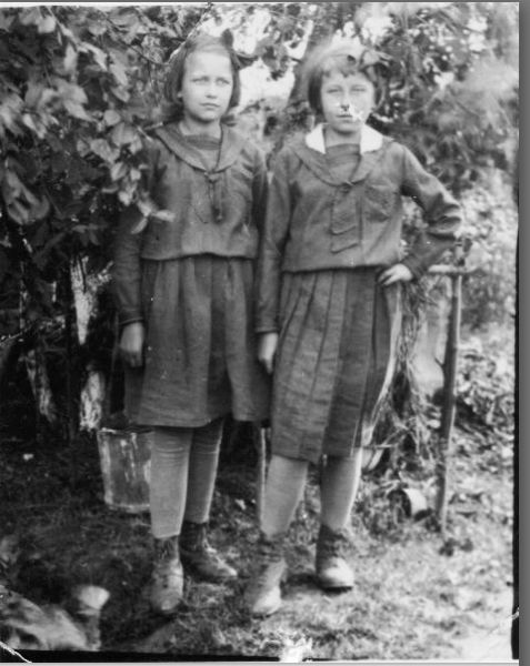  Koniuchy, majątek (Podbrzezie gmina wiejska). Krystyna i Halina Dowgiałłówne córki Wincentego i Anny- majatek Koniuchy.