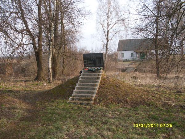  Kovaka, village (Vuhłoŭski rural council). Братская Могила не соответствует исторической действительности. <br>Умерших воинов хоронили на обще деревенском кладбище<br><br>фото от 13.04.2011 года