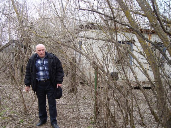  Kovaka, village (Vuhłoŭski rural council). Домик окнами в сад, ты приснился мне просто<br>В той стране-стороне, где пошло всё на снос.<br>Всё на снос - домик,сад и любовь, и печали,<br>И калитка в саду, и оградка во мгле