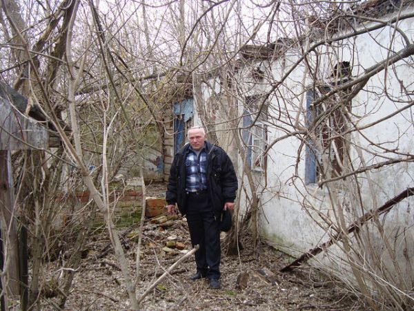  Kovaka, village (Vuhłoŭski rural council). Домик окнами в сад, неужель отзвучали<br>Эти звуки, что так душу ранили мне.