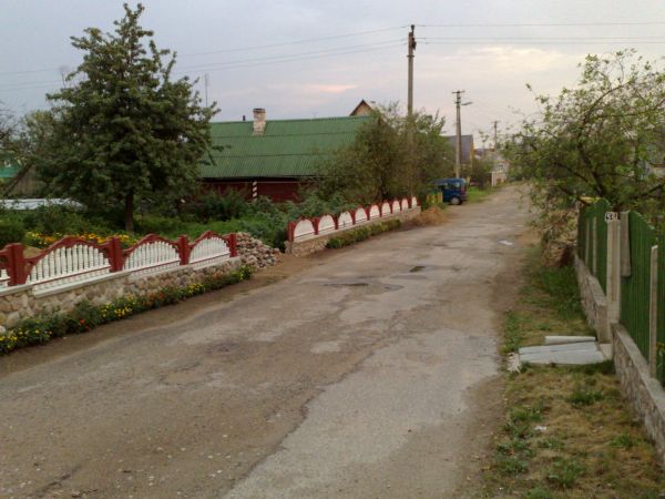  Глубокое, город ( ). Ulice miasta z charakterystycznymi dla całej Białorusi betonowymi płotami