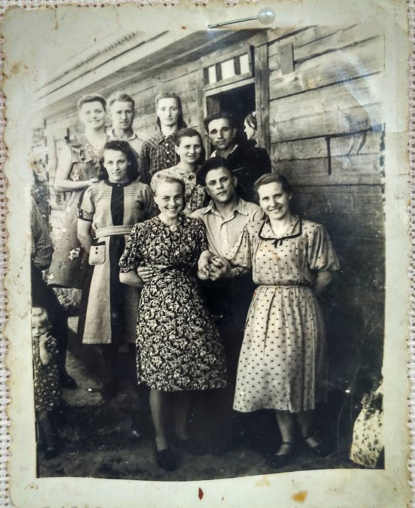  Odelsk, agromiasteczko   (Odelsk sielsowiet  ). Молодежь Одельска. Сборы на танцы. Крайняя справа Новацкая (Голомбевская) Леокадия
