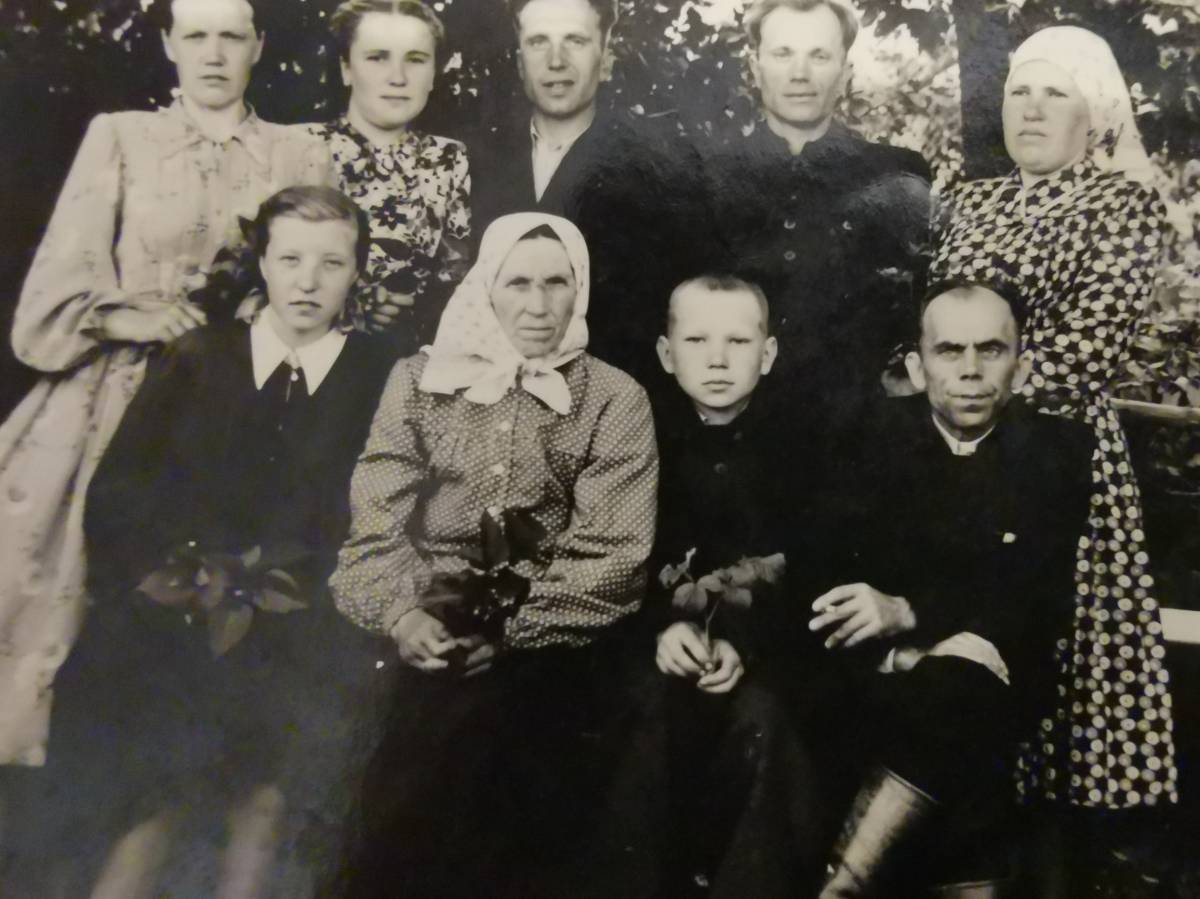  Конюшевщина, деревня (Першайский сельсовет). Od lewej Marysia Bobryk (Szarko) z córką poniżej... Pośrodku najstarsza pani to moja prababcia Szarko (Radyno) I bracia dziadka 