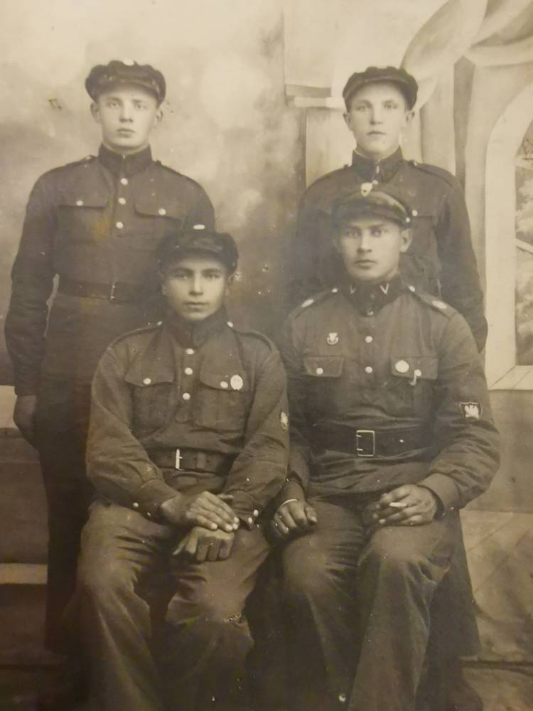  Конюшевщина, деревня (Першайский сельсовет). Konstanty Mięńciuk od prawej 