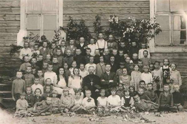  Вязынь, агрогородок (Вязынский сельсовет). Вучні вязынскай школы і святар Мікалай Смірноў. Верагодна каля дома Смірнова. Дом захаваўся да нашага часу.<br>1936 год