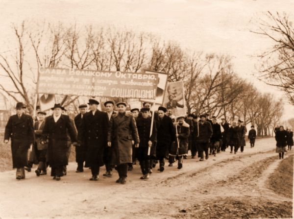  Язна, аграгарадок (Язненскі сельсавет). 1954г. Октябрьская демонстрация.