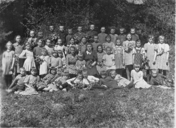  Куриловичи, деревня (Язненский сельсовет). 1948г. Куриловичская школа.<br>Учительница слева Гертруда Викторовна.