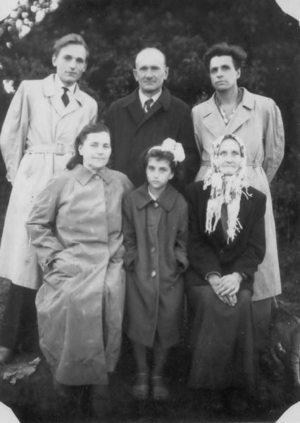  Sojczyno, chutor   (Jazno sielsowiet  ). 1959г. Сойчино. Верхний ряд слева на право: Урбан Вит Мелентьевич, Урбан Мелетий Михайлович, Мяделец Павел Иванович. Нижний ряд Урбан Вера Ивановна, Мяделец Наталья Павловна, Мяделец(Качан) Стефанида Петровна