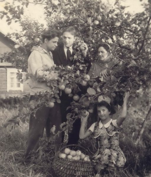  Sojczyno, chutor   (Jazno sielsowiet  ). 1960г. Сойчино. Слева на право: Мяделец Павел Иванович, Урбан Вит Мелентьевич, Урбан(Мяделец) Вера Ивановна, Мяделец Наталья Павловна.