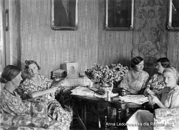  Кунцаўшчына, фальварак (Клецк вясковая гміна). Podwieczorek w salonie. Pani druga od lewej sidzaca obok stolika z fotografia to Anna Wojnillowiczowa