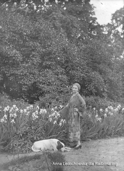  Кунцаўшчына, фальварак (Клецк вясковая гміна). W ogrodzie. Foto 1936-37r.