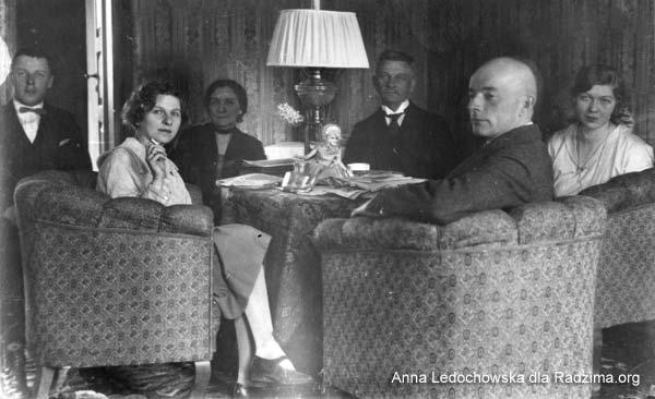  Кунцаўшчына, фальварак (Клецк вясковая гміна). Podwieczorek. Siedza od lewej:  Anna Wojnillowiczowa, jakis kuzyn, moja babka Anna Grudzinska/matka Anny W./,  -moj dziadek /ojciec Anny W./ Rajmund Grudzinski, moja mama Lila Grudzinska /siostra Anny W/ i na pierwszym planie siedzi Jozef Wojnillowicz wlasciciel majatku